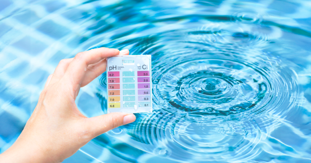水のpH値を計測している様子の写真