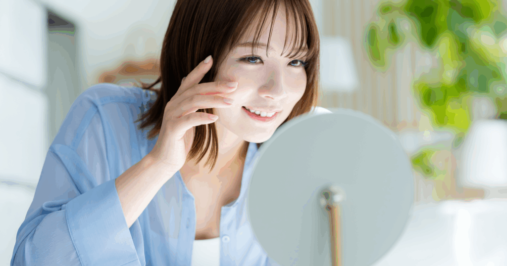 鏡で肌の状態を確認する女性