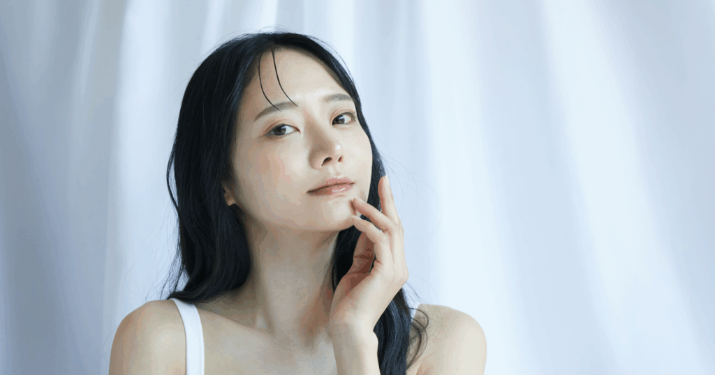 カメラ目線の綺麗な肌の女性