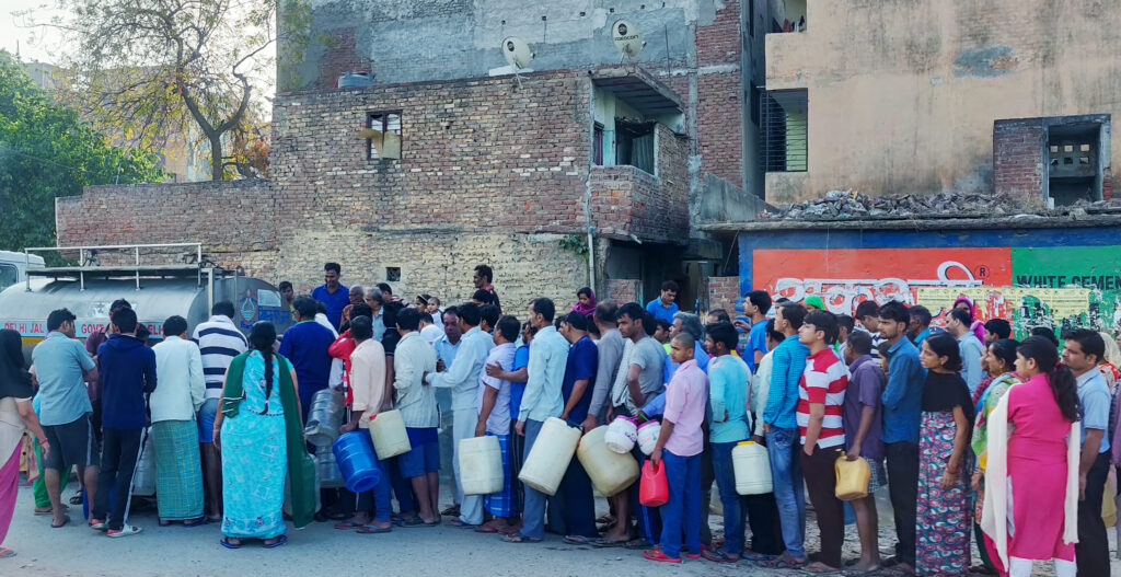 インドの人々が水を汲むために、給水所へ列をなしている様子