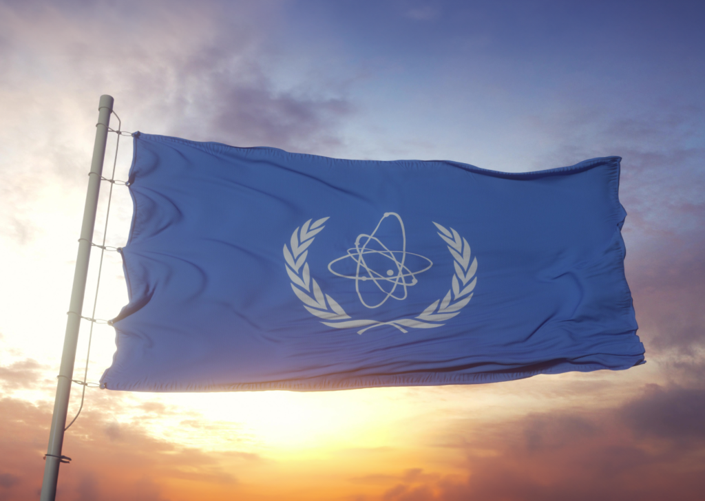 IAEA（国際原子力機関）の旗がなびいている様子。