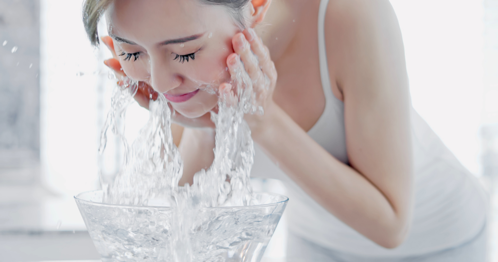 炭酸水で顔を洗う女性のイメージ