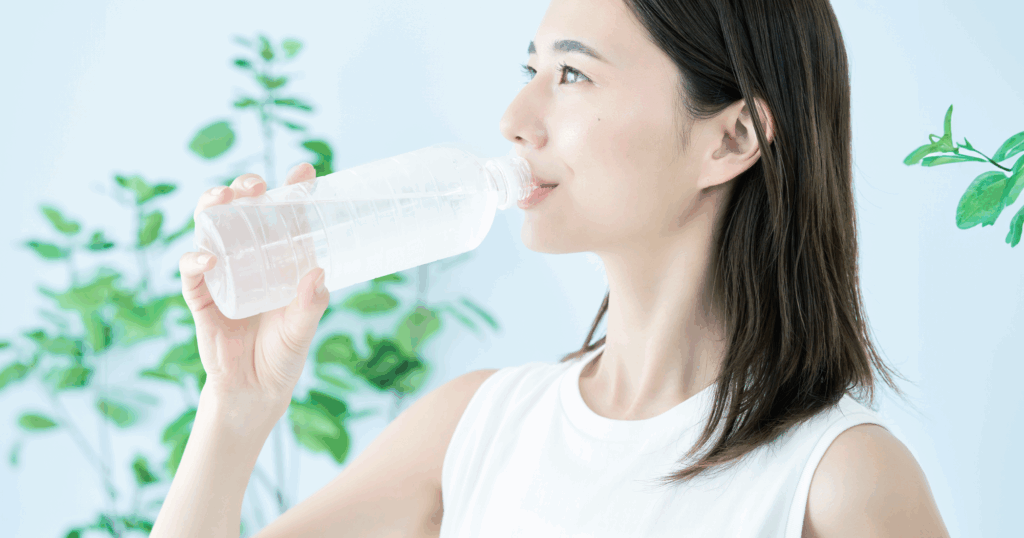 ペットボトルで水を飲む爽やかな女性