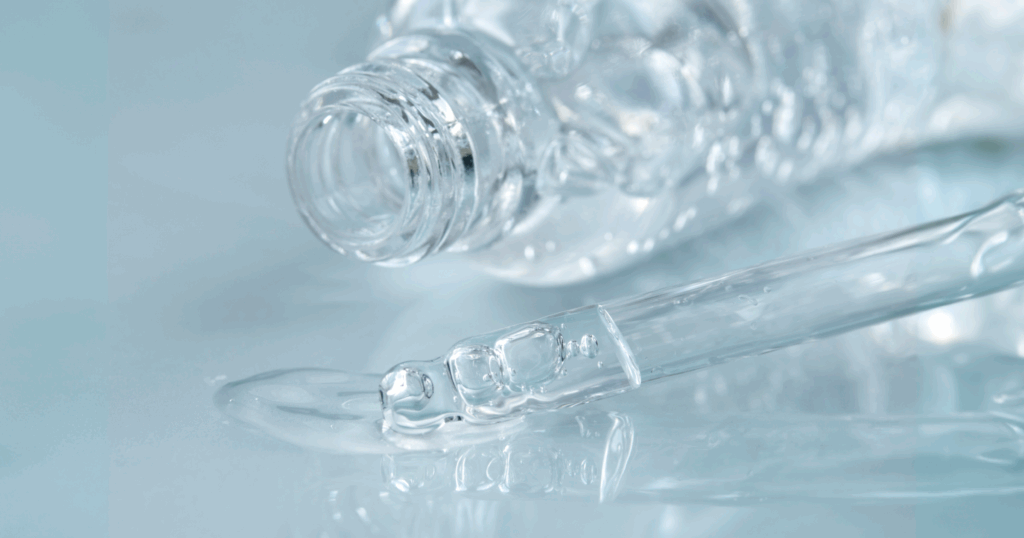 水の入ったペットボトルとスポイト