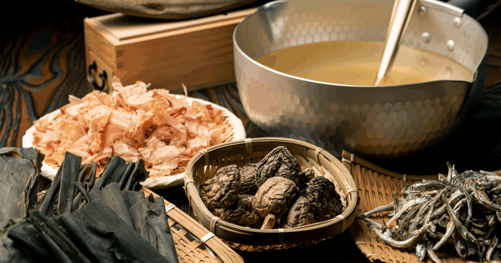 鰹節、干し椎茸、昆布、ニボシで出汁をとっている写真