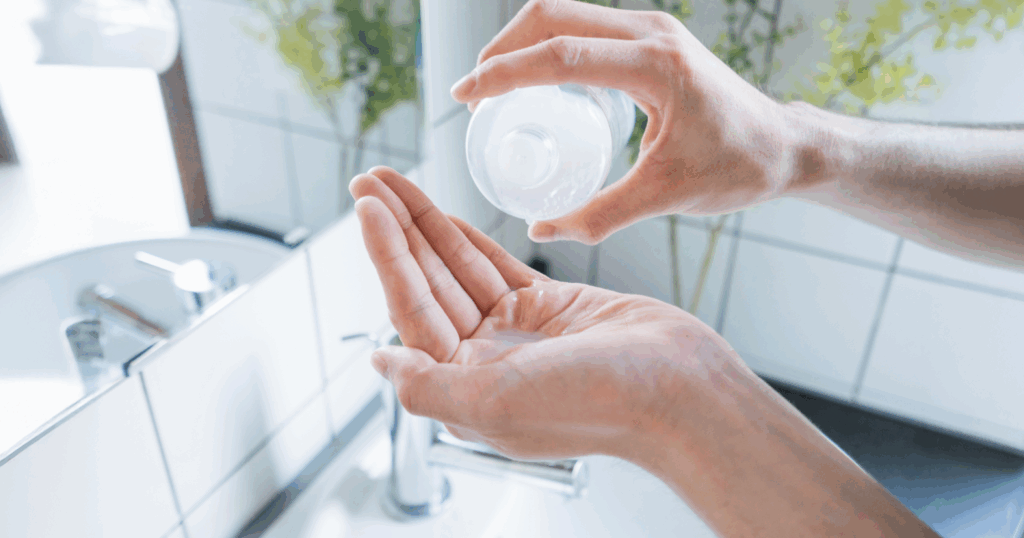 洗面所で精製水を使った化粧水を手に垂らしている様子