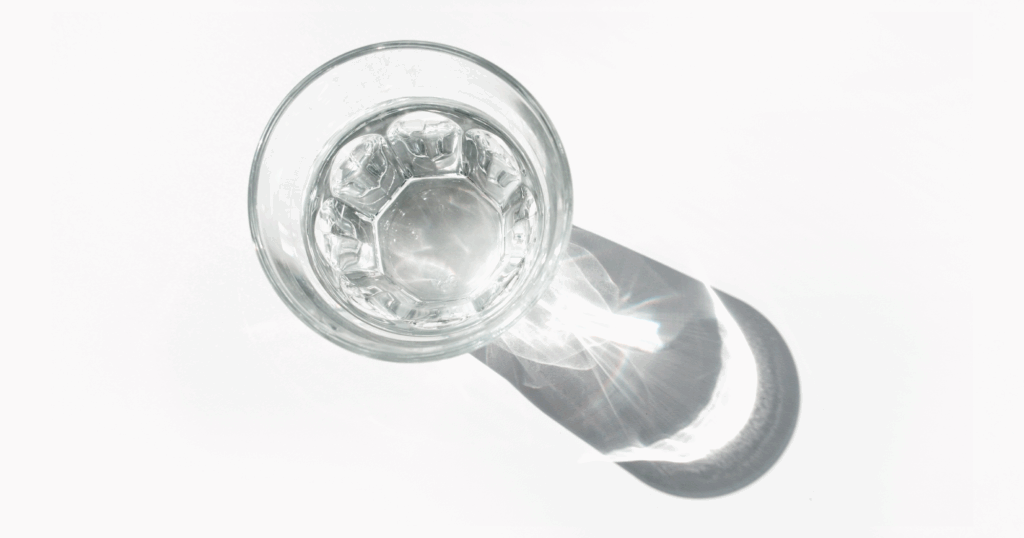 水の入ったグラスを真上から撮影した写真。