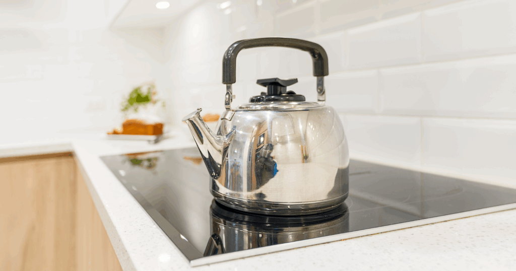 キッチンのIHコンロにやかんが置いてある様子