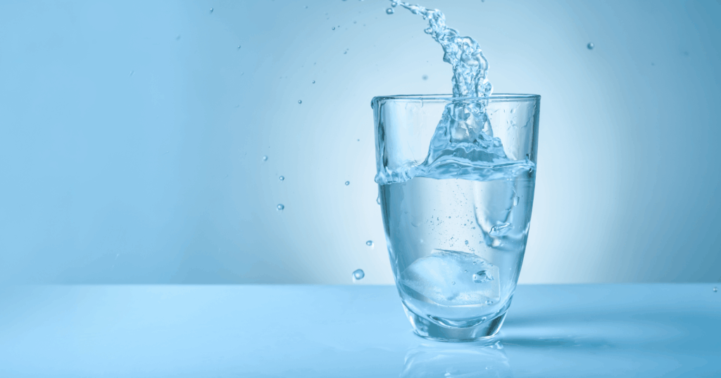 ガラスのコップに水が注がれている様子