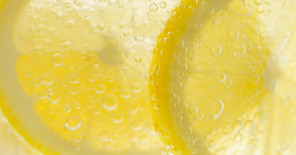 レモンの入った炭酸水のアップの写真