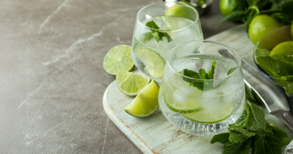 ガラスのコップに入ったライム入り炭酸水が２つ並んでいるオシャレな写真