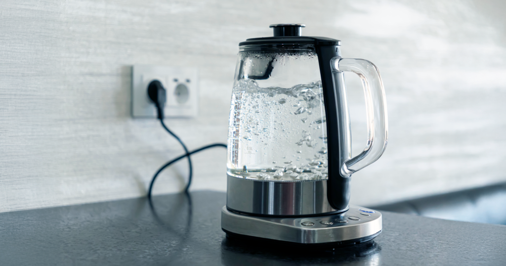 透明のケトルで水を沸騰させている様子