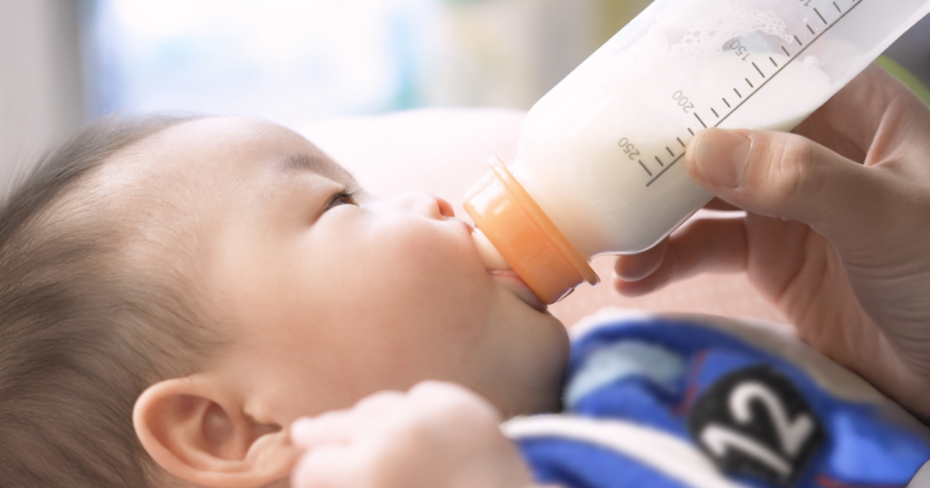 赤ちゃんに哺乳瓶でミルクを与える様子