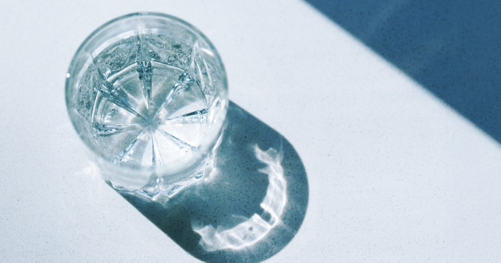 ガラスのコップに入った水を真上から撮った画像