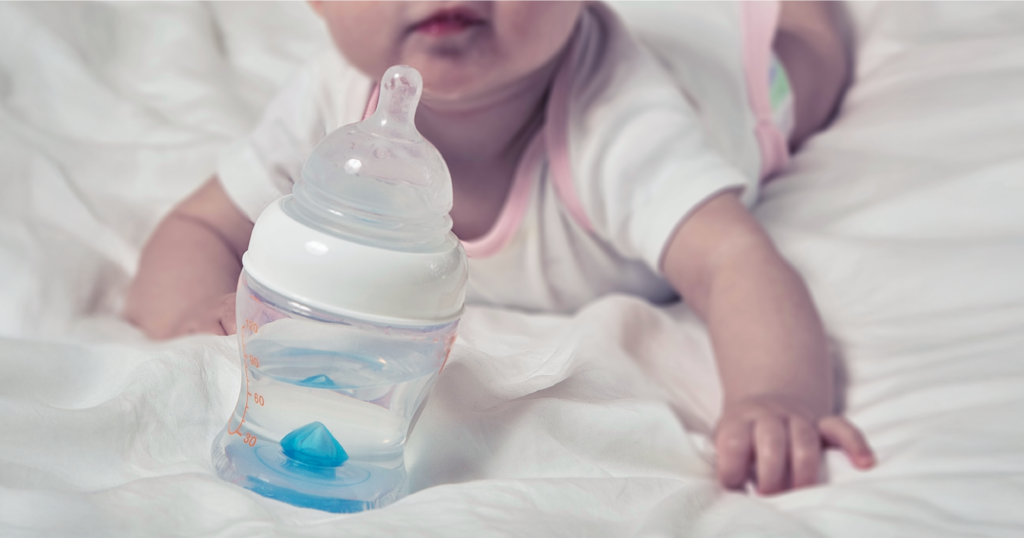 赤ちゃんと哺乳瓶に入った水