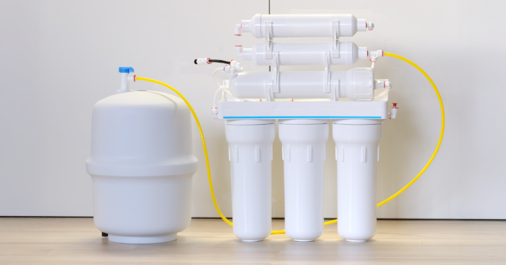 逆浸透膜浄水器のタンクとフィルターの写真