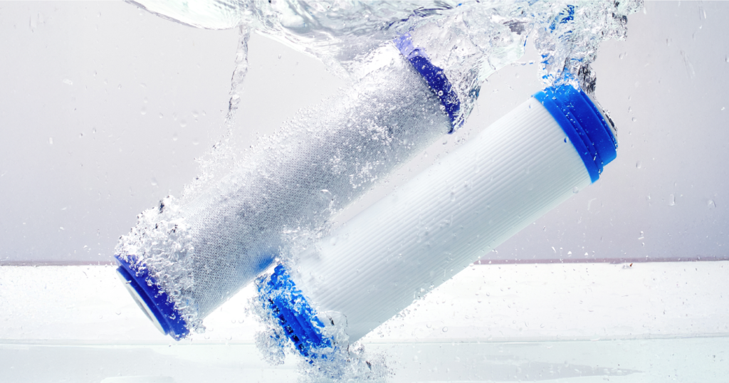 逆浸透膜浄水器フィルターが水に入っている写真