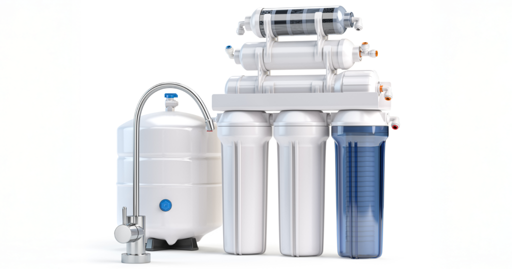 逆浸透膜浄水器のタンクとフィルターの写真