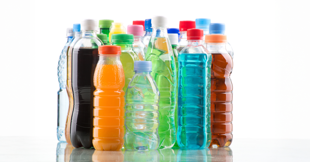 多種多様な清涼飲料水のペットボトルが並んでいる写真