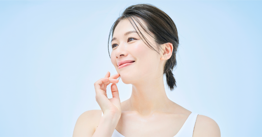 健康的で美しい女性が微笑んでいる写真