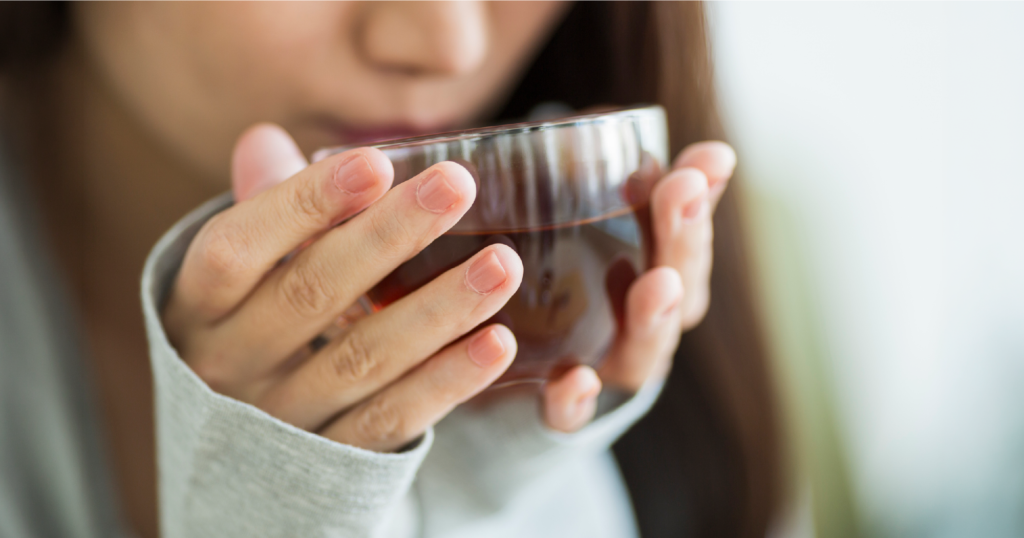 体を温める飲み物を飲んでいる女性の写真